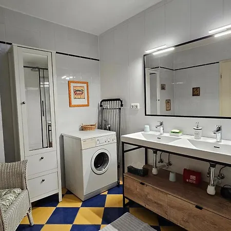 Mondaenes Nahe Alex In Villenlage * Berlin