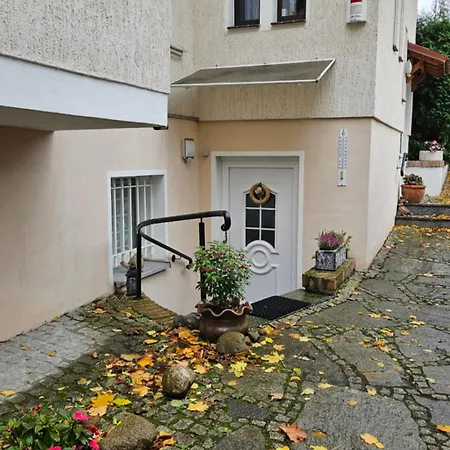 Mondaenes Nahe Alex In Villenlage * Berlijn