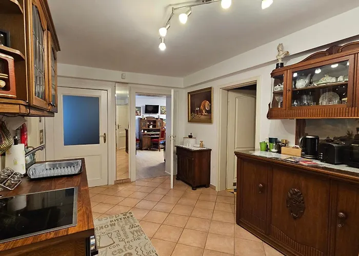 Mondaenes Nahe Alex In Villenlage *