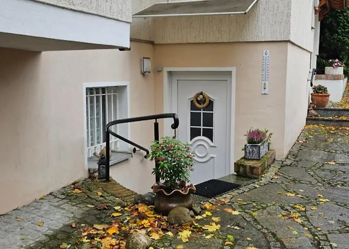 Mondaenes Nahe Alex In Villenlage * Berlin