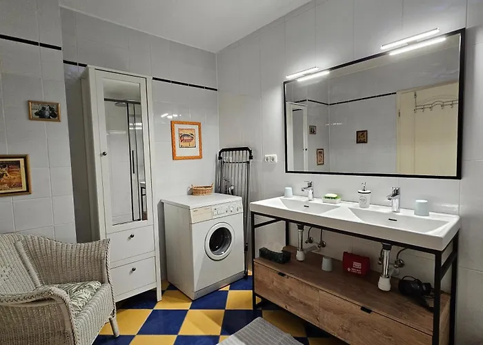 Mondaenes Nahe Alex In Villenlage * Berlin